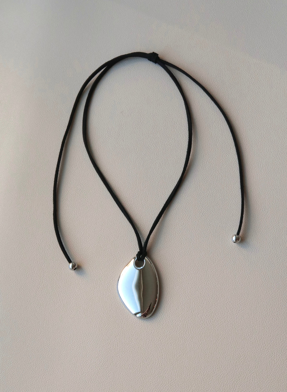 MILO PENDANT NECKLACE