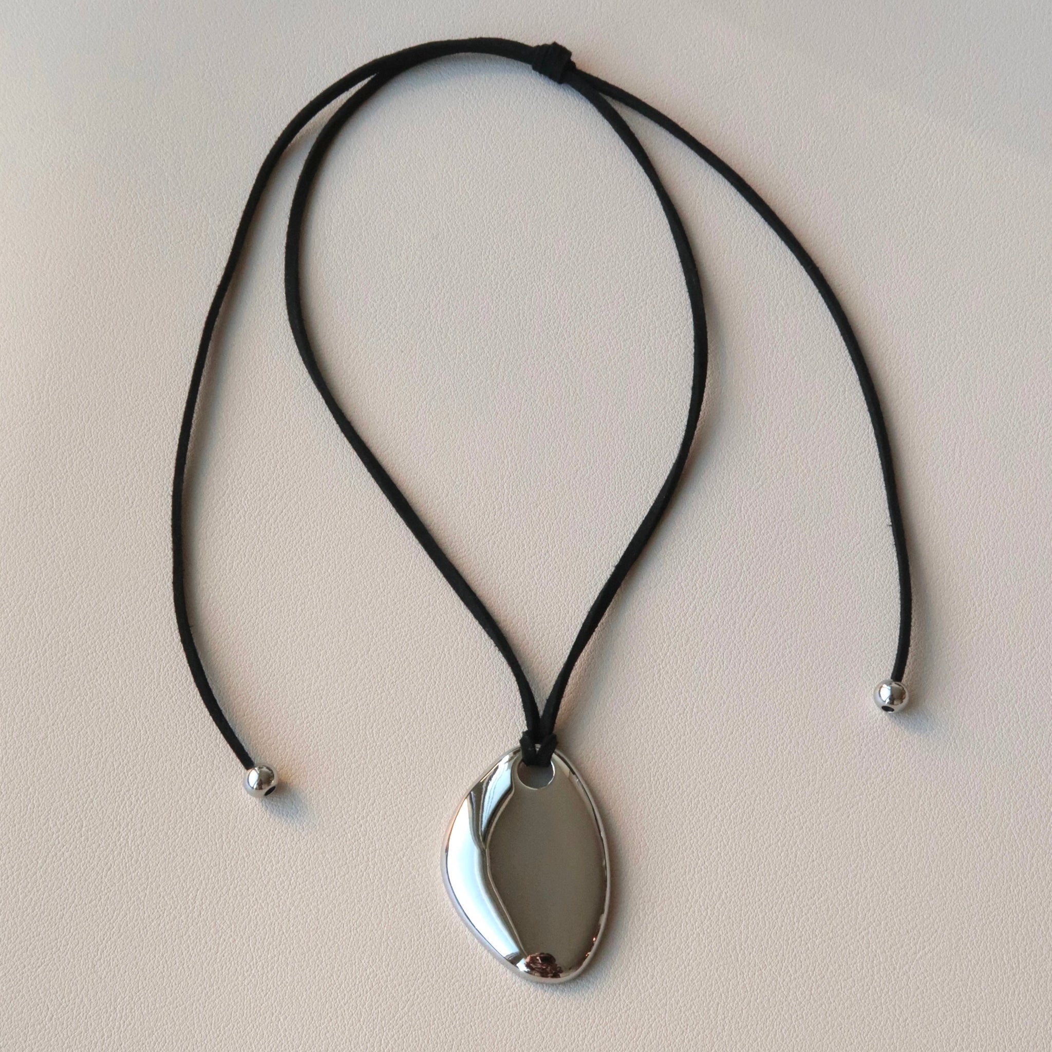 MILO PENDANT NECKLACE